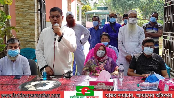 ফরিদপুরে বিধবা ও বয়স্কদের মাঝে বিভিন্ন অনুদান প্রদান