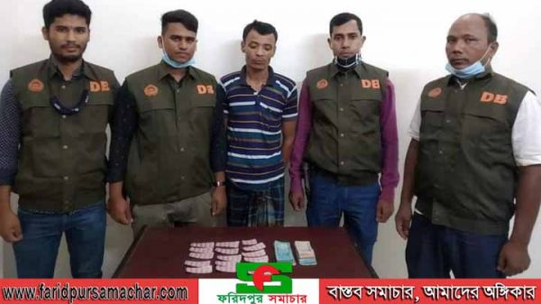 দিনাজপুরে ডিবি পুলিশের অভিযানে ১৫৬ পিচ সিনটা ট্যাবলেটসহ গ্রেফতার ১