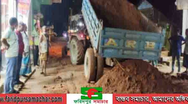 চার ঘন্টা দাড়িয়ে থেকে ভাঙা রাস্তা মেরামত করলেন উপজেলা চেয়ারম্যান