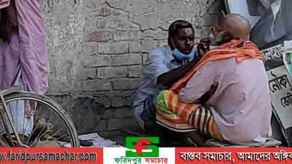 হারিয়ে যেতে বসেছে চরভদ্রাসনের 'হাঁটুরে সেলুন