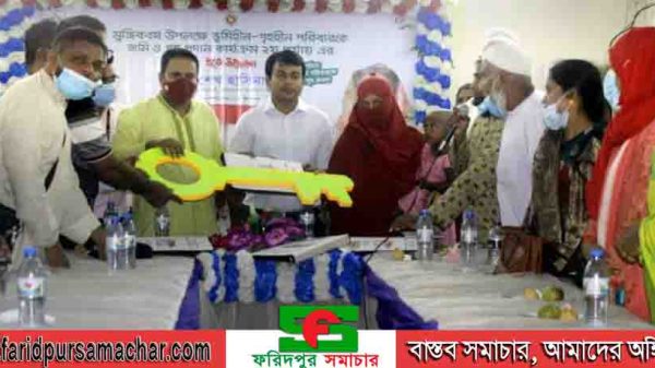 চরভদ্রাসনে ভূমিহীনদের মাঝে ঘরের চাবি ও জমির দলিল হস্তান্তর