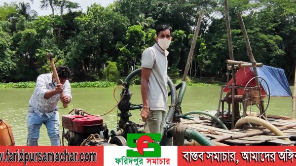 দুইটি ড্রেজার মেশিন ধ্বংস করেছে ভ্রাম্যমাণ আদালতের