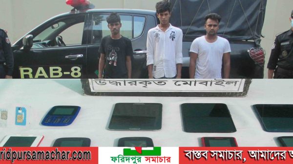 গোপন সংবাদের ভিত্তিতে ভাঙ্গায় বিকাশ প্রতারক চক্রের ৩ সদস্য আটক