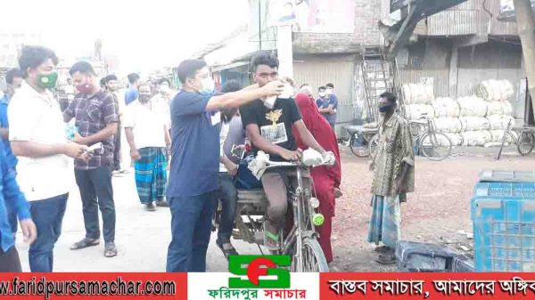 সালথায় উপ‌জেলা চেয়ারম‌্যান ওয়াদুদ মাতুব্ব‌রের মাস্ক বিতরণ