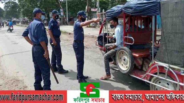 ফরিদপুরে করোনাভাইরাস প্রতিরোধ কল্পে জেলা পুলিশের কার্যক্রম অব্যাহত বিভিন্ন স্থানে জরিমানাও আটক