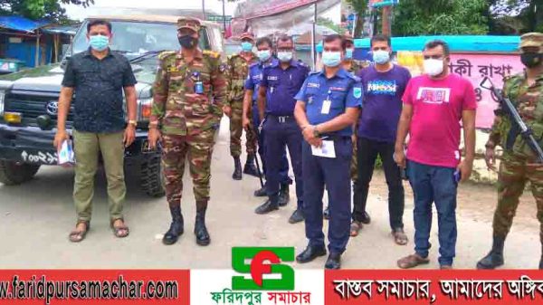 লকডাউন বাস্তবায়নে চরভদ্রাসনে কঠোর অবস্থানে পুলিশ ও সেনাবাহিনী