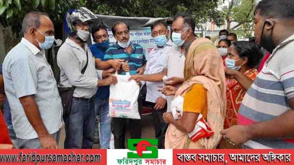 ফরিদপুরে হতদরিদ্র মানুষের মধ্যে পূজা উদযাপন পরিষদের ত্রাণ সামগ্রী বিতরণ