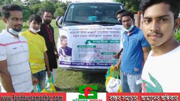 চরভদ্রাসনে নিক্সন চৌধুরীর পক্ষ থেকে করোনা রোগীদের জন্য ফল সামগ্রী উপহার
