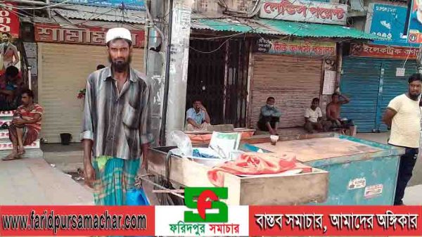 ফরিদপুরে শারীরিক প্রতিবন্ধী হাসান শেখ স্বাবলম্বী হবার চেষ্টা করছেন