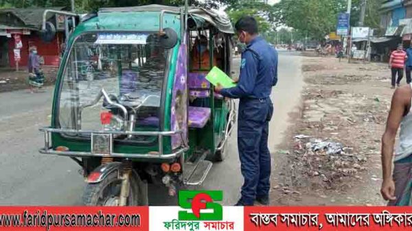 ফরিদপুরে করোনাভাইরাস প্রতিরোধ কল্পে জেলা পুলিশের কার্যক্রম অব্যাহত
