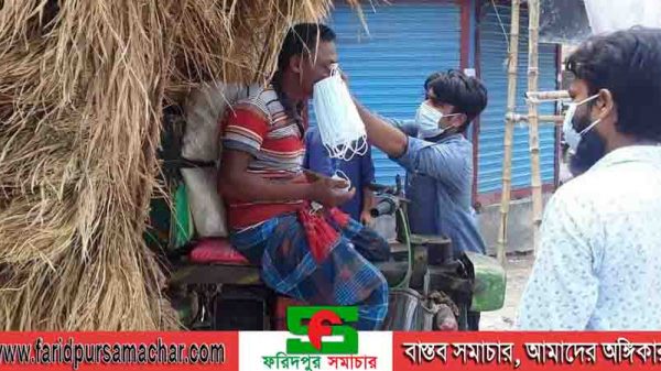 নিক্সন চৌধুরীর পক্ষ থেকে সড়ক পরিবহন শ্রমিক লীগের বাক্স বিতরণ