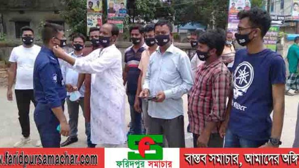 চরভদ্রাসনে মাস্ক বিতরণ করেন জননেতা আনোয়ার আলী মোল্লা
