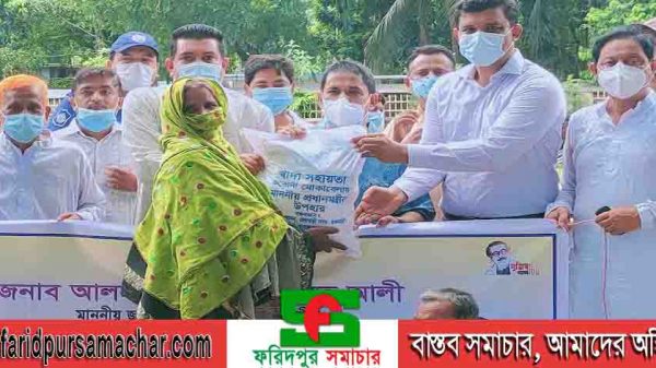 রাজবাড়ীতে বন্যা নদীভাঙ্গন ও দুর্যোগে ক্ষতিগ্রস্তদের মাঝে শুকনো খাবার বিতরন করলেন এমপি কাজী কেরামত আলী