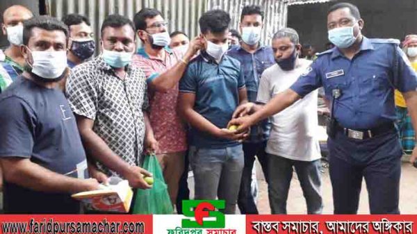 ফরিদপুরের কানাইপুর ইউনিয়ন আওয়ামীলীগের উদ্যোগে বাজারে মাস্ক বিতরণ