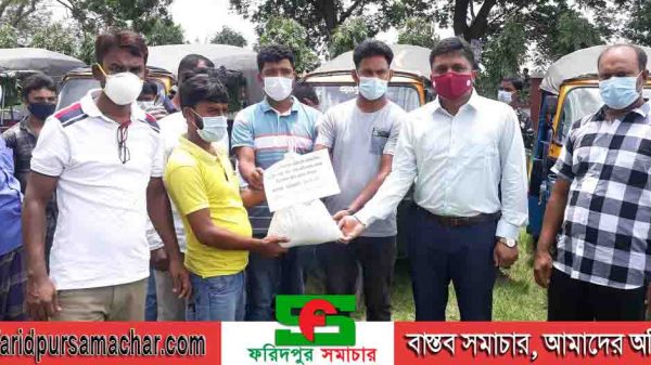সালথায় কর্মহীন মটর শ্রমিকদের মা‌ঝে খাদ‌্য সামগ্রী বিতরণ