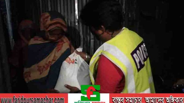 পুলিশ সুপারের বদন্যতায় অবশেষে খাবার খেলেন ভুক্তভোগীরা