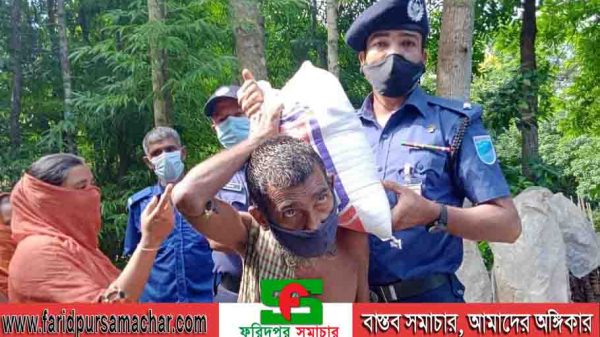 দানবীরের সহযোগিতায় ত্রাণ সামগ্রী বিতরণ করেন থানার ওসি