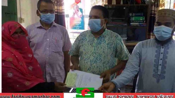 চরভদ্রাসনে কোভিড -১৯ ক্ষতিগ্রস্ত উদ্যোক্তার মাঝে ঋণ বিতরণ