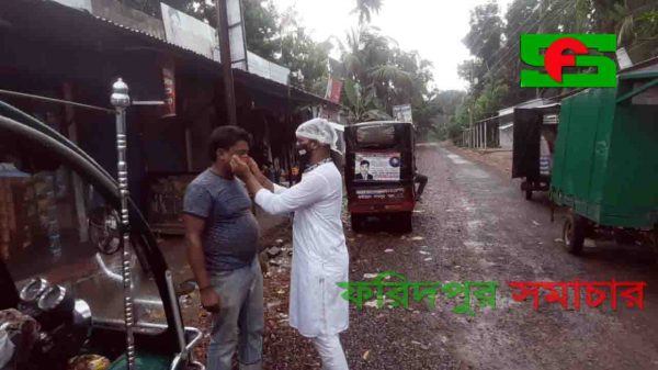চরভদ্রাসনে এমপি নিক্সন চৌধুরীর পক্ষ থেকে মাস্ক বিতরণ অব্যাহত