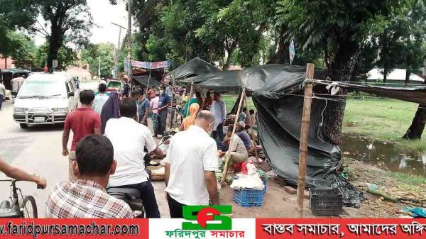 লকডাউনে দ্বিতীয় দিনে শহরে বেড়েছে মানুষের চাপ