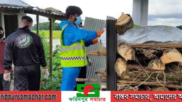 ফরিদপুরে করোনা আক্রান্ত হয়ে মৃত্যুবরণকারী বিপ্লব কুমার সাহার শবদেহ সৎকার করলো জেলা পুলিশ