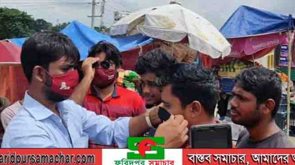 ভাঙ্গায় নিক্সন চৌধুরির পক্ষ থেকে যুবলীগের মাস্ক বিতরণ