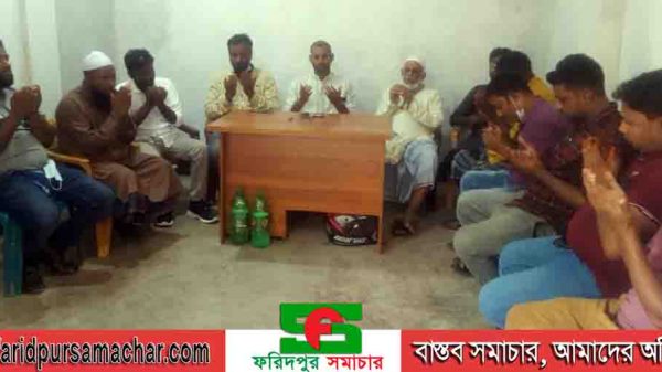 চরভদ্রাসনে জাতীয় শ্রমিক লীগের পক্ষ থেকে জাতির জনকের অস্থায়ী প্রতিকৃতিতে শ্রদ্ধা নিবেদন করেন