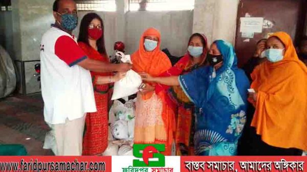 ফরিদপুর ওয়েলফেয়ার ফাউন্ডেশনের উদ্যোগে দুস্থদের মাধ্যমে খাদ্য সামগ্রী বিতরণ