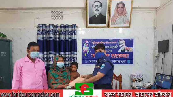 সালথায় নিহত ভ‌্যানচালক লাবলুর অসহায় প‌রিবা‌রের পা‌শে ও‌সি আ‌সিকুজ্জামান