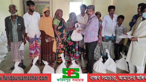 বন্যা প্লাবিত চরমাধবদিয়া ইউনিয়নের পানিবন্দী পরিবারের মাঝে খাদ্য সামগ্রী বিতরণ