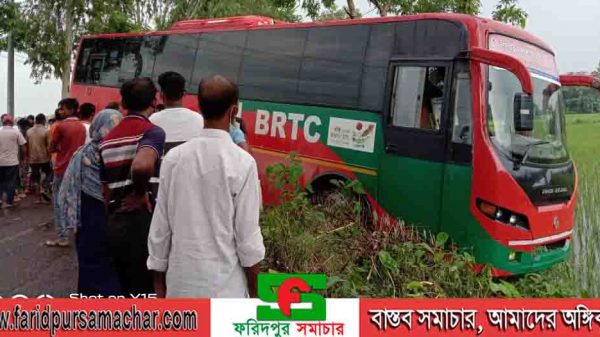 মোটরসাইকেল আরোহীকে বাঁচাতে গিয়ে অল্পের জন্য বেঁচে গেল বাস ভর্তি যাত্রী নিয়ে বিআরটিসি বাস