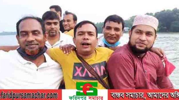 ফরিদপুর পদ্মা নদীতে ট্রলার ডুবির ঘটনায় দু'জন হাইস্কুল শিক্ষক নিখোঁজ