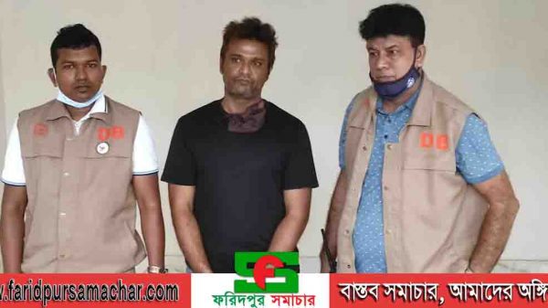 দুই হাজার কোটি টাকা পাচার : ফরিদপুরে স্বেচ্ছাসেবকলীগ নেতা গ্রেফতার