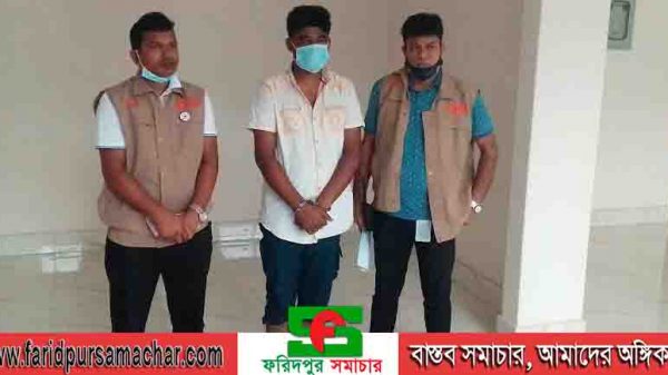 ফরিদপুরে এনএসআই এর ডিডি পরিচয়ে আসামি গ্রেফতার