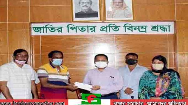 ফরিদপুরে সাংবাদিক কল্যাণ ট্রাস্টের চেক বিতরণ