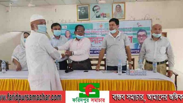 ফরিদপুর সদর-৩ আসনের এমপি'র পক্ষ থেকে মসজিদ ও মন্দিরে অনুদান