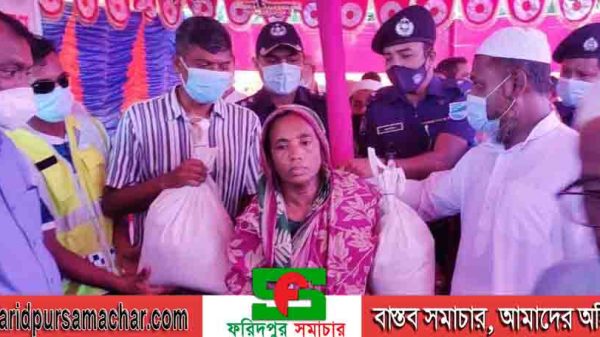 আলফাডাঙ্গায় নদী ভাঙন এলাকায় ত্রাণ সামগ্রী বিতরণ