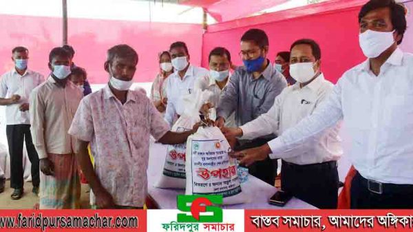 সদরপুরে প্রধানমন্ত্রীর উপহার সামগ্রী বিতরণ করলেন জেলা প্রশাসক