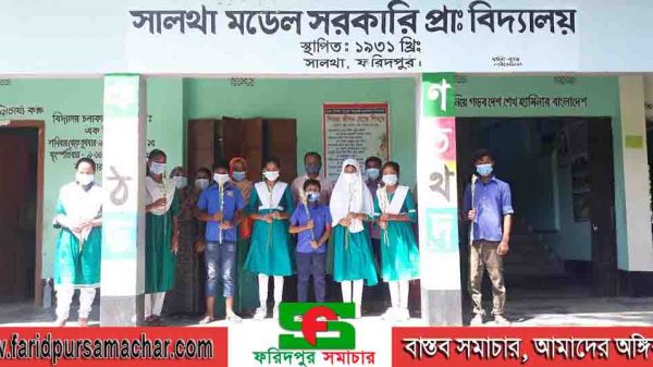 দেড় বছর পর খুল‌লো শিক্ষা প্রতিষ্ঠান: সালথায় ফুল দি‌য়ে শিক্ষার্থী‌দের বরণ
