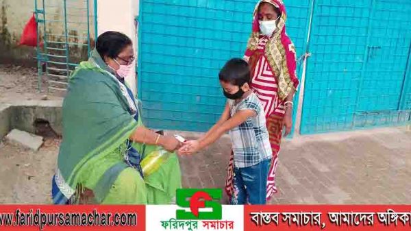 ফরিদপুরে স্বাস্থ্যবিধি মেনেই শ্রেণীকক্ষে প্রবেশ করতে হচ্ছে শিক্ষার্থীদের