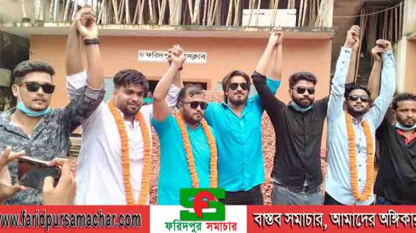 ফরিদপুর শহর ছাত্রলীগের আনন্দ মিছিল অনুষ্ঠিত