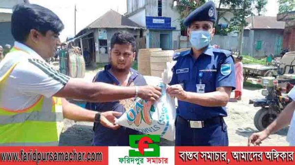 ফরিদপুরে পুলিশ সুপারের পক্ষ থেকে ত্রাণ সামগ্রী বিতরন