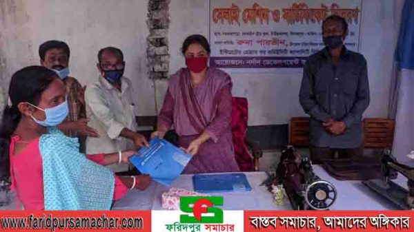 দিনাজপুর চিরিরবন্দরে আদিবাসী প্রশিক্ষনার্থীদের মাঝে সেলাই মেশিন ও সার্টিফিকেট বিতরণ