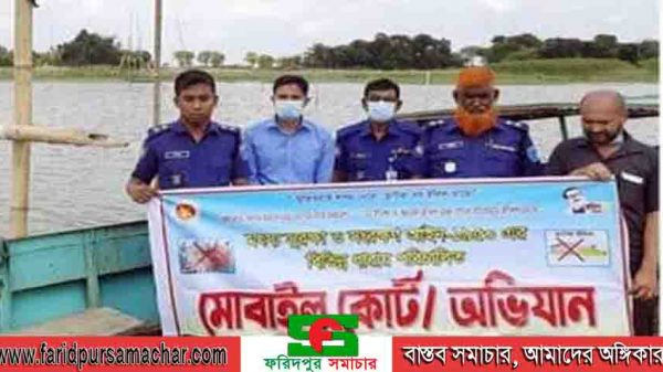 চরভদ্রাসনে পদ্মা নদীর আড়াআড়ি বাঁধ অপসারন