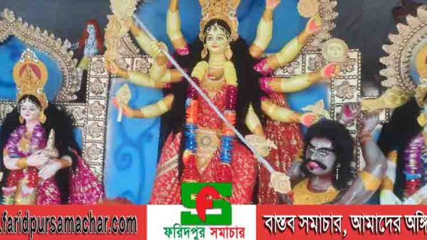 চরভদ্রাসনে শারদীয় দুর্গাপূজা: চলছে শেষ মুহূর্তের প্রস্তুতি