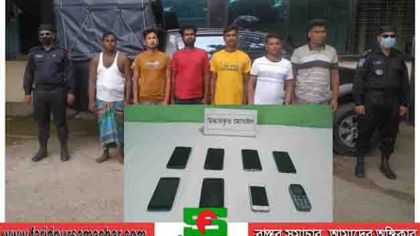 ফরিদপুর র‍্যাবের হাতে বিকাশ প্রতারক চক্রের ছয় সদস্য আটক