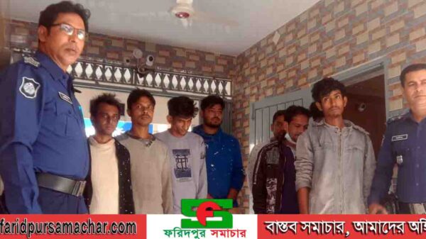 ফরিদপুরে কোতোয়ালি থানা পুলিশের হাতে আট দালাল গ্রেফতার
