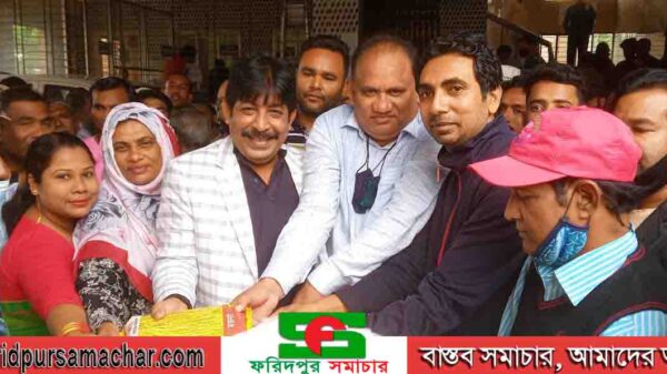 ফরিদপুরে পৌর মেয়র এর উদ্যোগে বিনামূল্যে হাইব্রিড ধানের বীজ বিতরণ