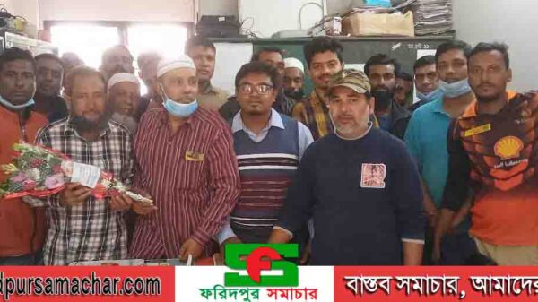 আজিজুল ইসলাম বাদল কে সম্বর্ধনা জানাল ফরিদপুর  পৌরসভার বিদ্যুৎ শাখা
