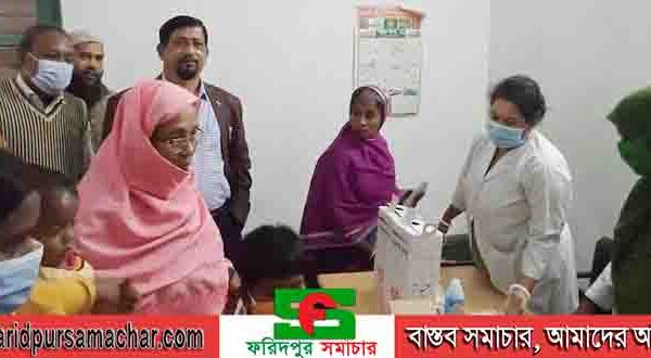 দিনাজপুর বিরলে উৎসব মুখর পরিবেশে ম্যাসেজ ছাড়াই করোনার টিকা প্রদান